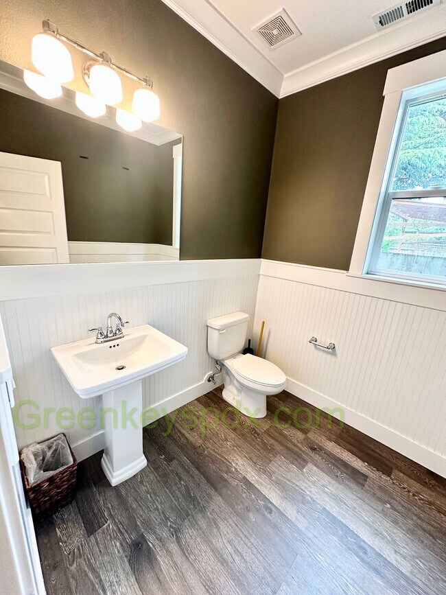Building Photo - Beautiful Newer Built House in NE Portland
