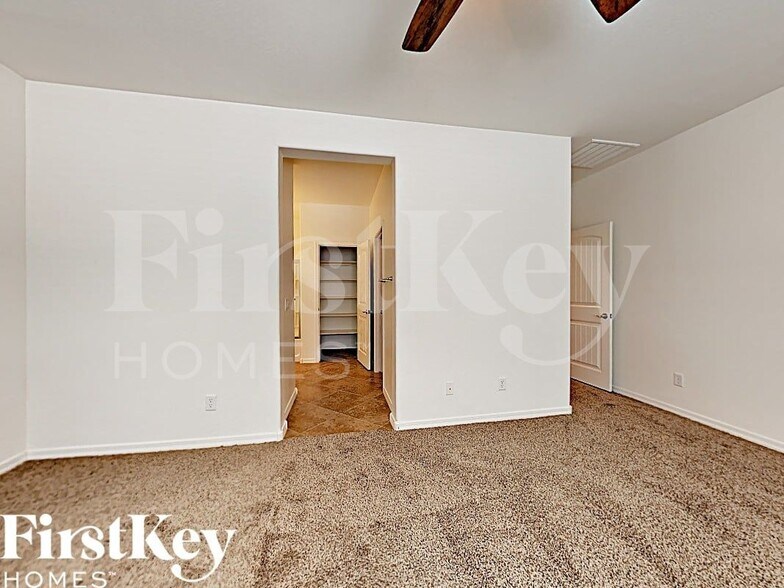 Building Photo - 802 W Love Rd