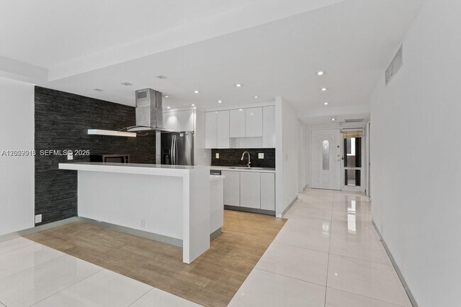 Building Photo - 181 Crandon Blvd