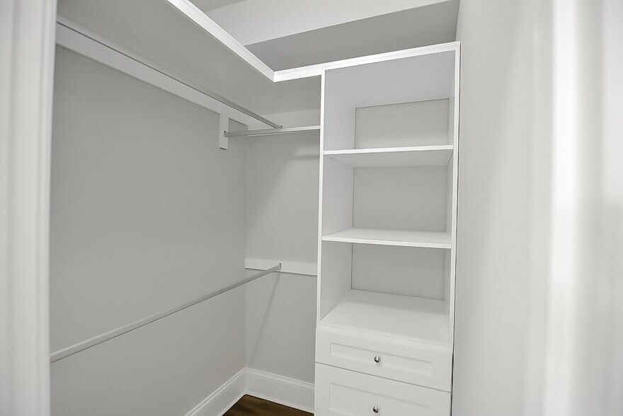 Building Photo - 817 W Lakeside Pl