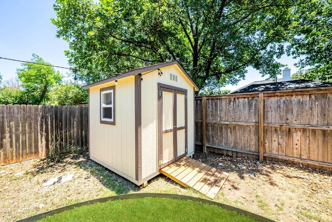 Building Photo - Spacious Cul De Sac Location Surrounded by...