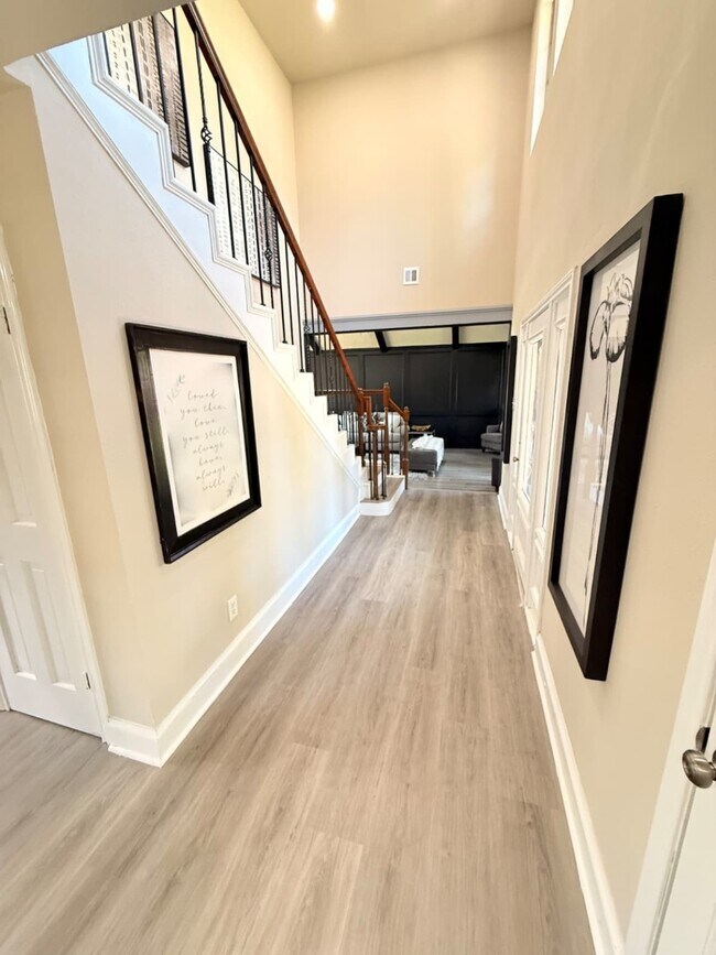 Building Photo - 1711 Surrey Ct