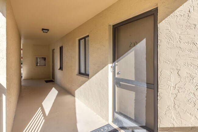 Building Photo - 2828 Tennis Club Dr