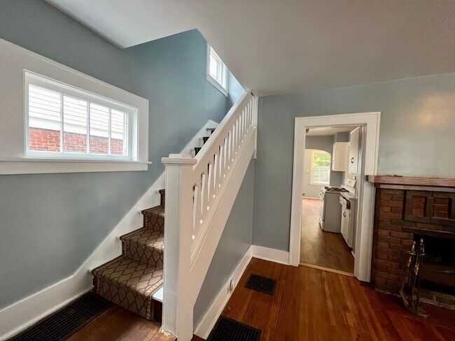 Building Photo - Spacious super clean 3 BR home close to Bayfront, UPMC Hamot and downtown, Convenient to LECOM