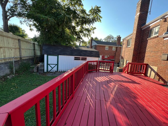 Building Photo - Beautiful 4 BR + den 2 FB home in corner lot!