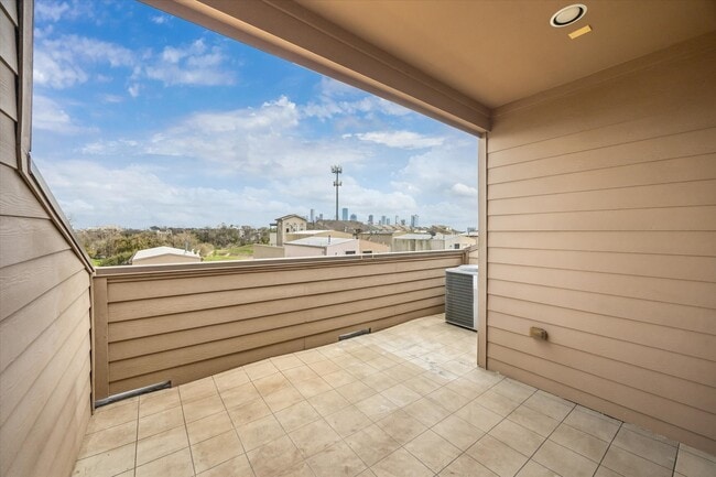 Building Photo - 115 E 2nd St