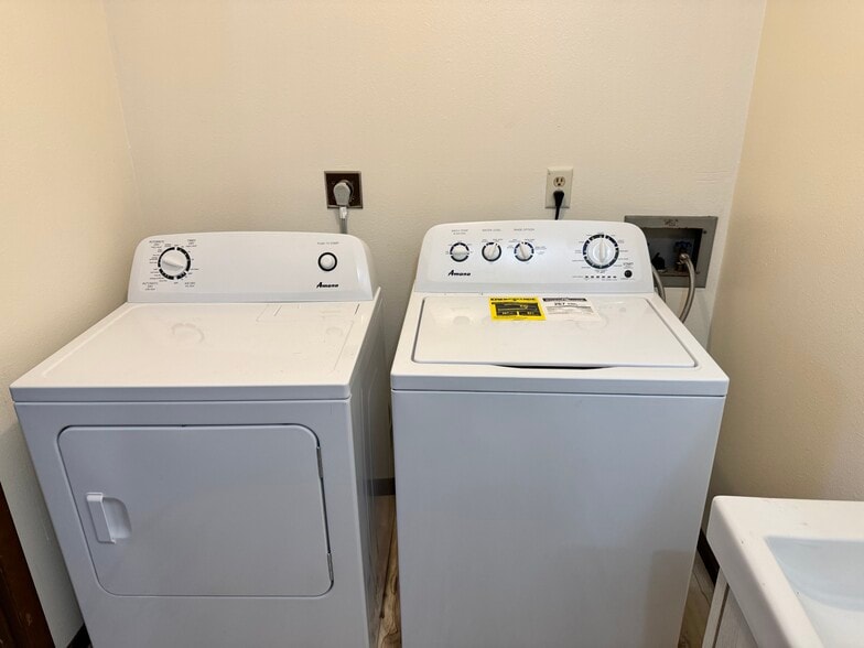 Building Photo - 906 Shady Ln