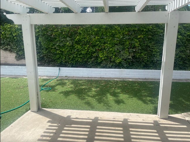 Building Photo - No back house!