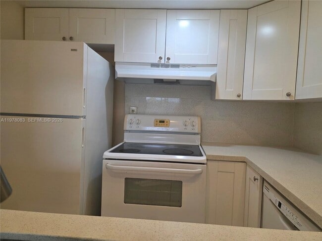 Building Photo - 9688 Fontainebleau Blvd