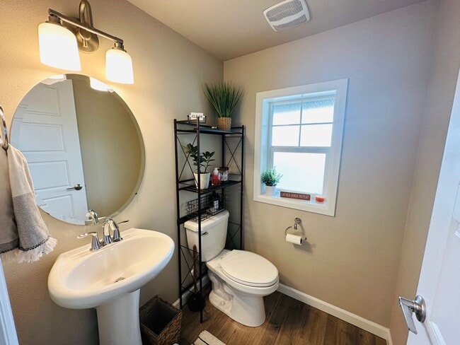 Building Photo - Spacious 4 bed 2.5 bath house in Cascade-Fairwood AC