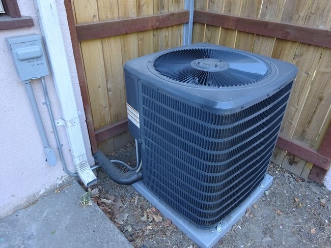 Building Photo - 2 bedroom, 1 bath in Land Park