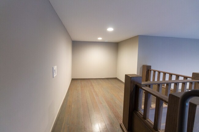 Building Photo - 2957 N Avers Ave