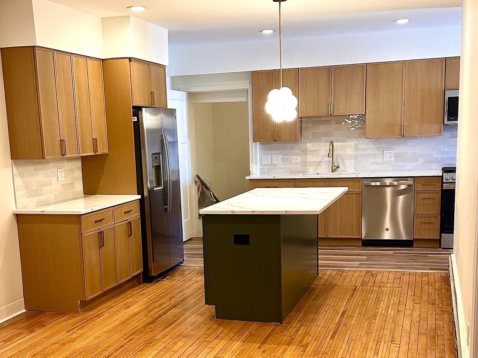 Trendy Island with Counter Seating - 11019 E Woodstock St