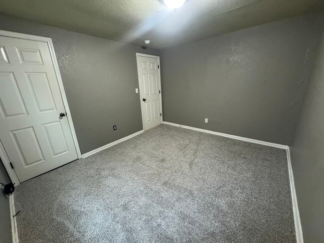 Building Photo - Cozy 2-Bed Home with Spacious Yard in Exce...