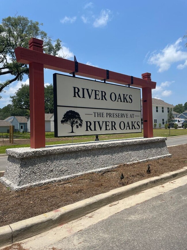 Building Photo - 3 BR Home in River Oaks!