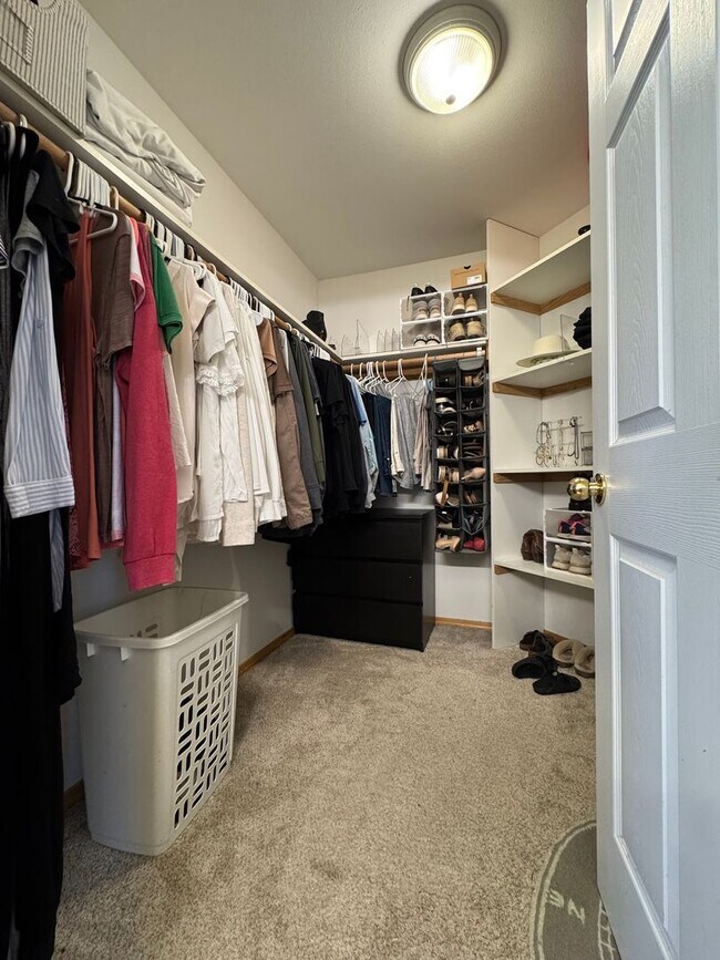 Building Photo - Expansive & Modern 4-Bedroom Home for Rent