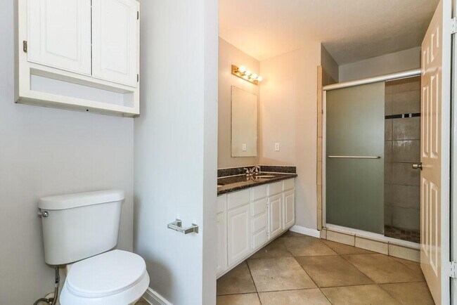 Building Photo - 6207 Hampton Oak Ct