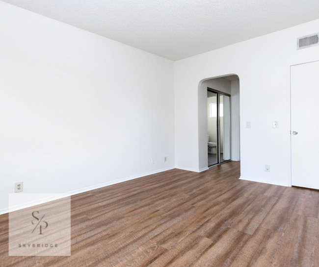 Building Photo - "Charming 2-Bed, 2-Bath Townhouse with 999...