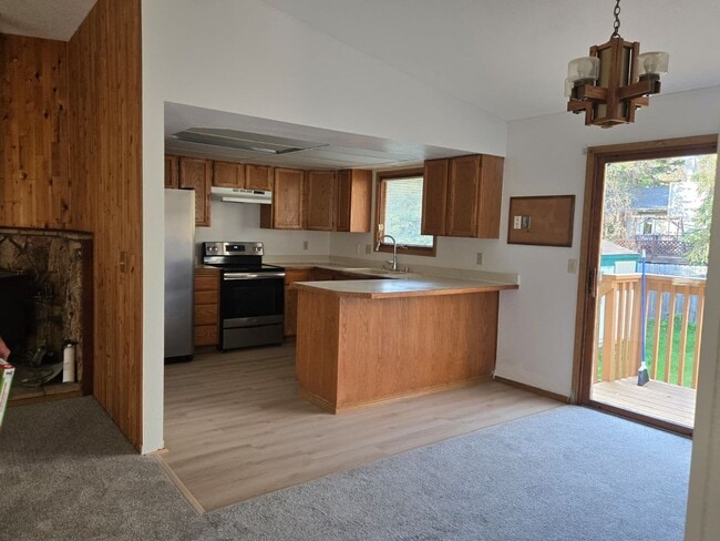Building Photo - Charming Eagle River Split-Level – Mountai...