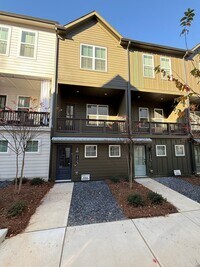 Building Photo - Peaceful City Living close to Everything!