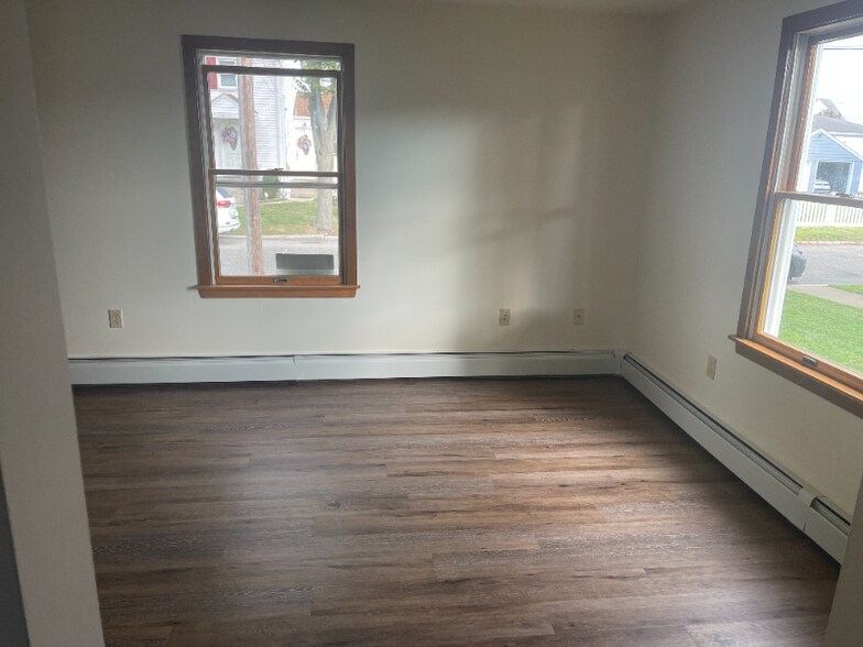 Building Photo - 33 Larch St