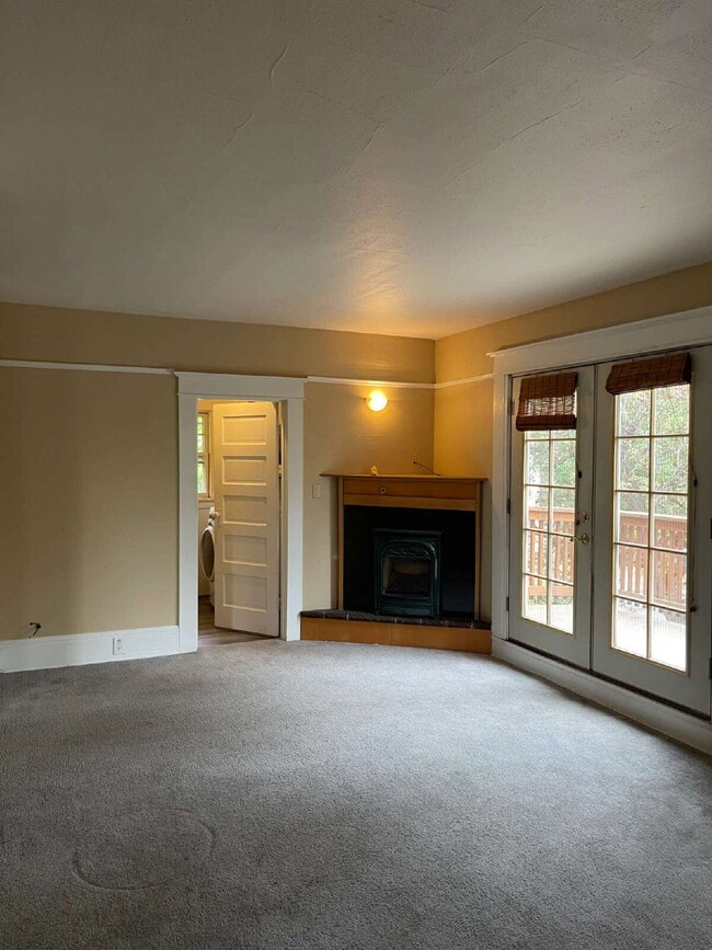 Building Photo - Buckman Neighborhood; Great Space; Easy to call Home