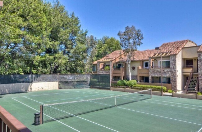 Building Photo - Beautiful 2-Bedroom Condo in Desirable Ran...