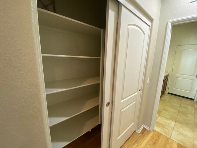 Building Photo - Rosamond 4 bedroom