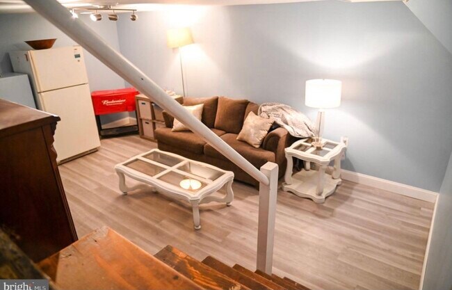 Building Photo - 1095 West Cir