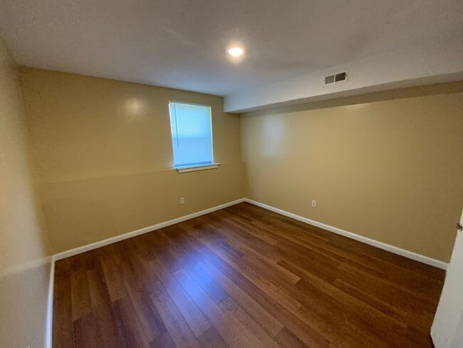 Building Photo - 3 Bedroom 1 Bathroom Apartment