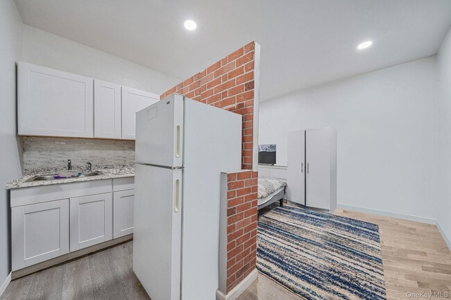 Building Photo - 413 Glen Dr