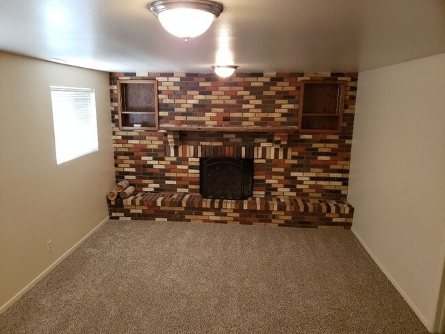 Building Photo - Nice 4 bedroom, 2 bath split level home