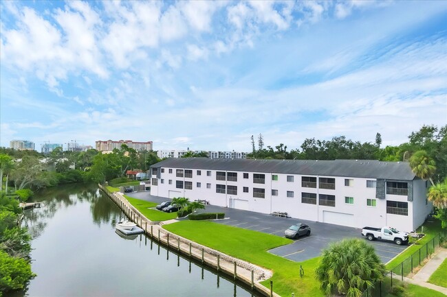 Building Photo - 2124 N Tamiami Trl
