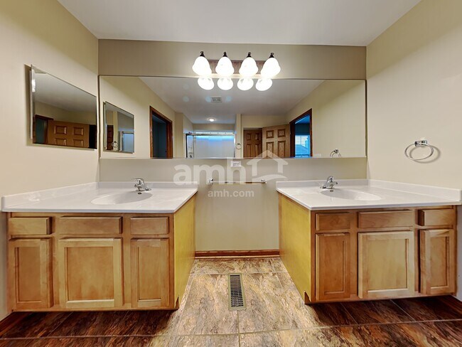 Building Photo - 255 Springwood Dr