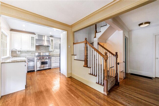 Building Photo - 1268 University Dr NE