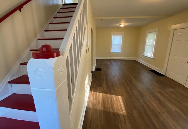 Building Photo - 271 Gift St.