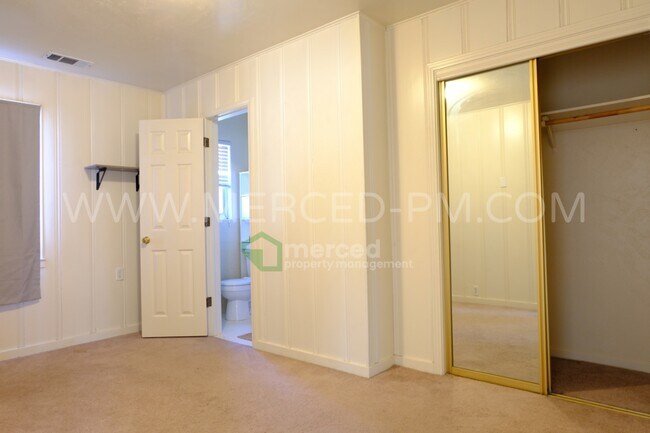 Building Photo - 15290 Sunset Dr