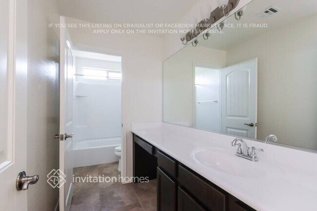 Building Photo - 1290 E Palomino Way