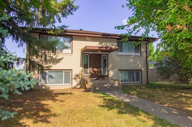 Building Photo - $200 off of 1st months rent if rented by 1...