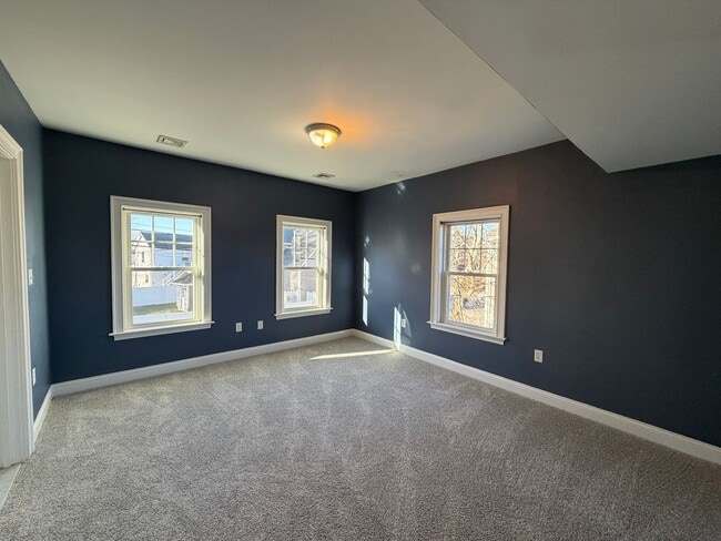 Building Photo - Move-In Ready Townhouse in North Billerica – Unbeatable Transit Access!