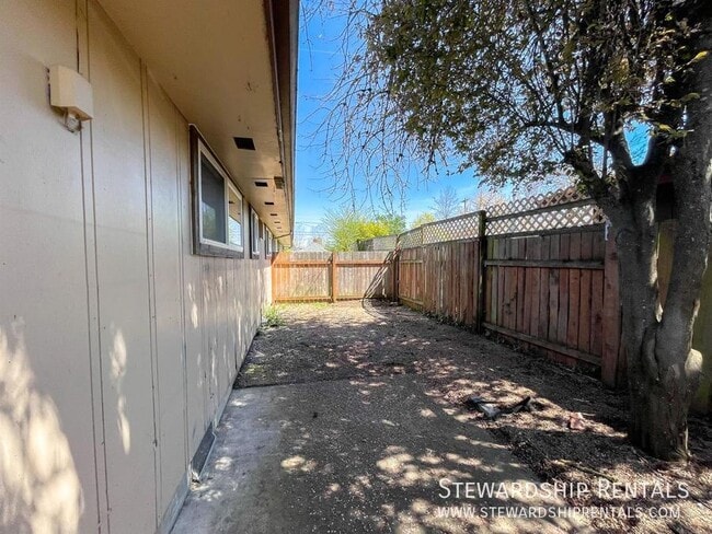 Building Photo - 2120 W 18th Ave