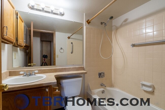 Building Photo - 920 S Dawson Way