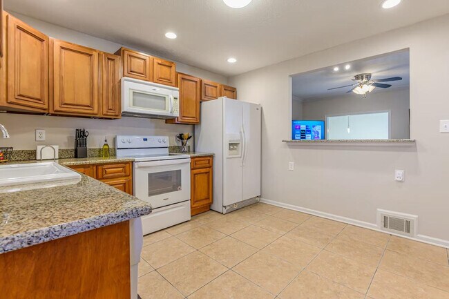 Building Photo - 27 W Ridge Dr SE