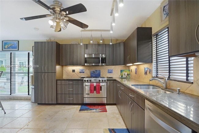 Building Photo - 20320 Bel Aire Dr