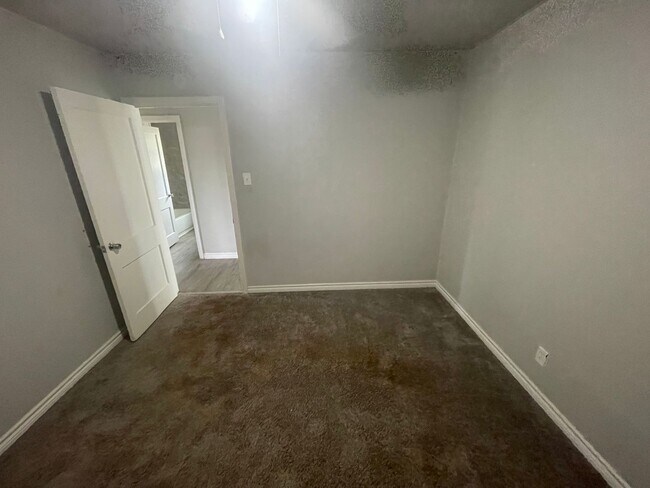 Building Photo - 1402 Park Ave