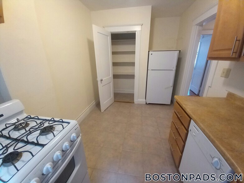 Building Photo - 11 Barrows St