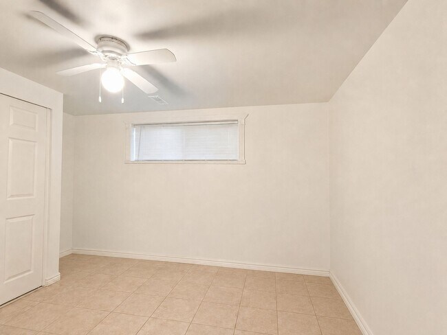 Building Photo - Spacious 3-Bed, 2-Bath Basement Unit in Murray