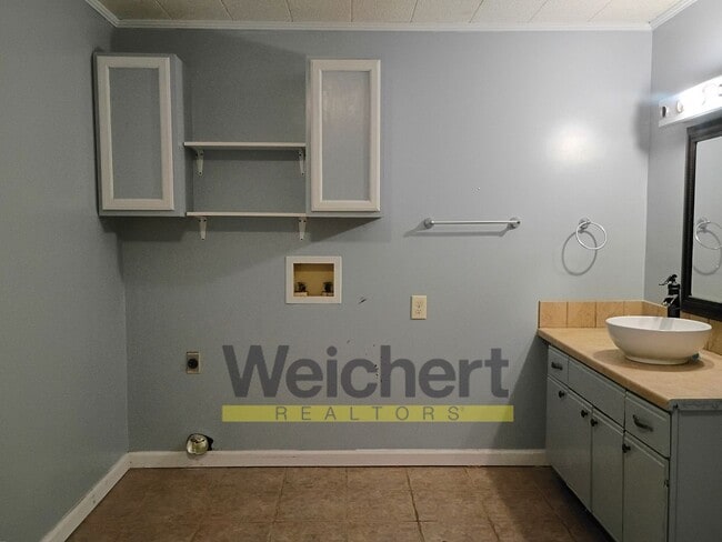 Building Photo - Spacious 4-Bed Home with Fenced Backyard