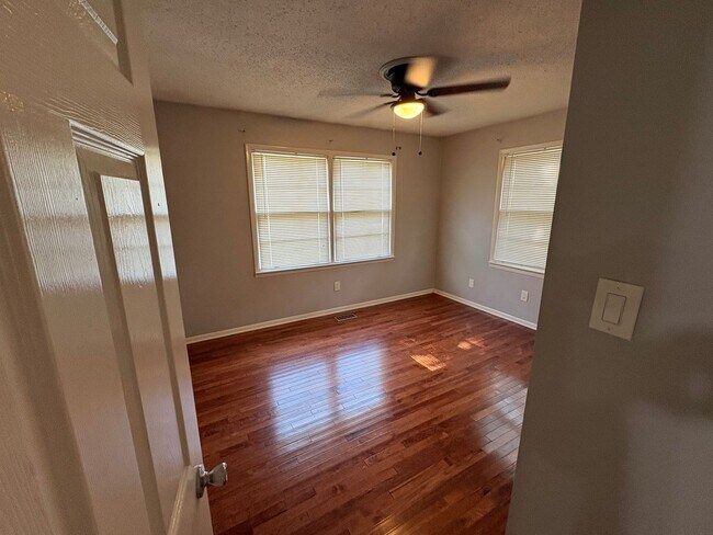 Building Photo - 125 Meadow Dr