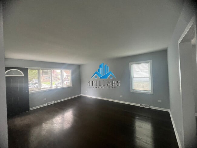 Building Photo - "Charming 2-Bedroom Gem with Finished Basement & Gleaming Hardwood Floors in Hammond!"